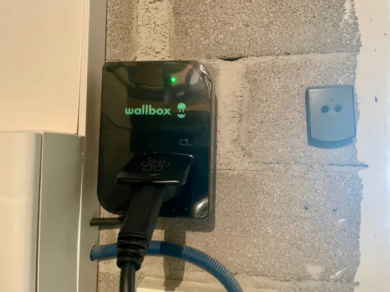Borne de recharge en charge, connecteur branché et voyant allumé