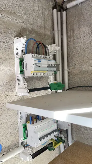 Câblage et protections d'un tableau électrique lors du raccordement d'une borne de recharge