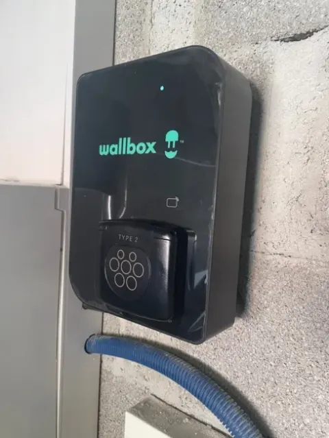 Gros plan sur une borne de recharge et son connecteur Type 2, à contrôler quand le voyant passe au rouge