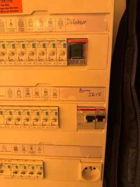 Tableau électrique avec le circuit dédié ajouté pour l'alimentation d'une borne de recharge