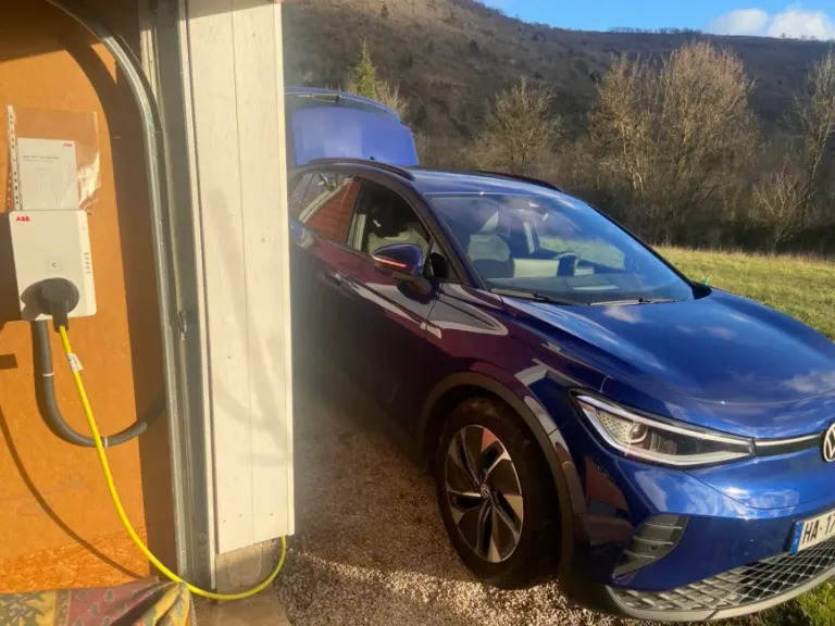 Voiture électrique branchée en charge dans un garage sur une borne murale